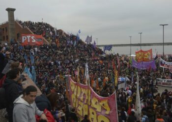 Multitudinaria marcha en Argentina: «ni una menos»