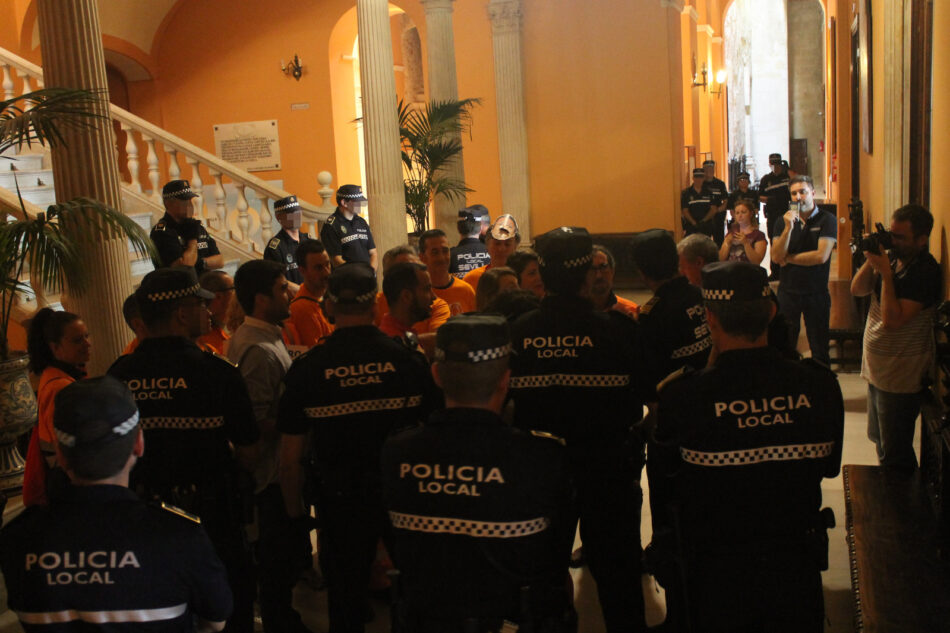 Comunicado conjunto de IU y Participa Sevilla sobre el último desalojo policial llevado a cabo en el Ayuntamiento