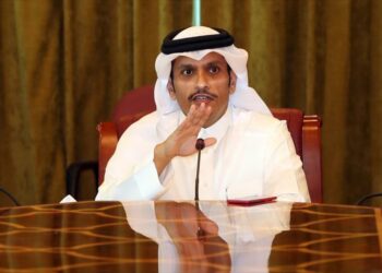 Catar responde y amenaza a EAU con cortar suministro de gas