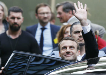 Macron busca ahora mayoría parlamentaria en comicios franceses