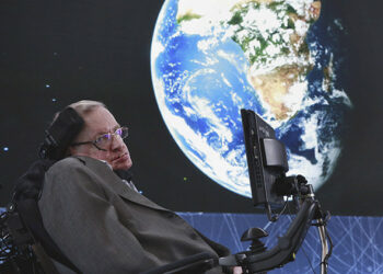Hawking insta a empezar a abandonar la Tierra en los próximos 30 años