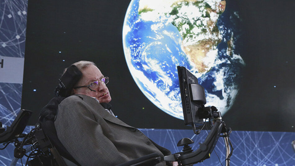 Hawking insta a empezar a abandonar la Tierra en los próximos 30 años