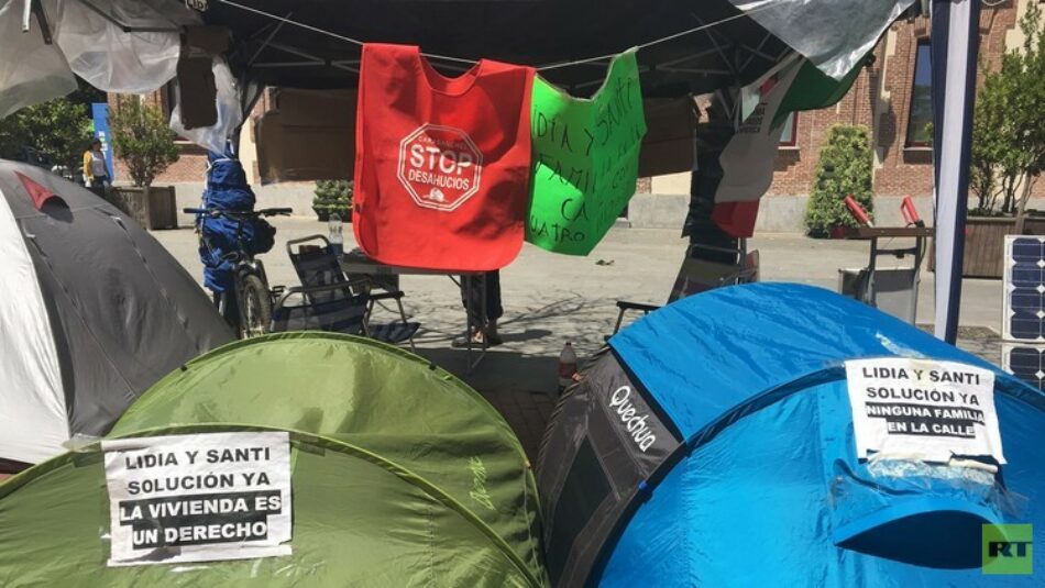 RT, testigo de una dura historia de desahucio: Lidia y Santi acampados en la calle de Madrid