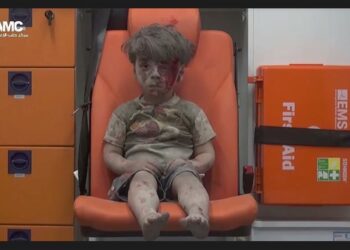 El padre del niño de la ambulancia de Alepo, Omran, revela que los «rebeldes» le han ofrecido dinero para acusar al gobierno sirio