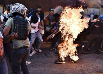 Falleció joven quemado y apuñalado en Caracas tras ser acusado de “chavista”