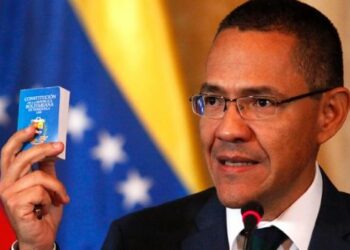 Ministro de Comunicación de Venezuela recibe a estudiantes opositores