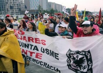 Docentes colombianos convocan a cacerolazo en el país