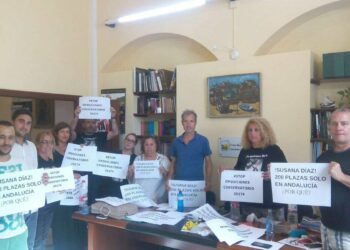 La Policía desaloja a los interinos de los conservatorios encerrados en el Ayuntamiento de Sevilla