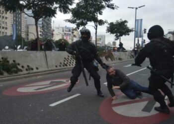 Argentina. La policía reprimió con balas de goma, gases, camiones hidrantes y estableció una cacería de militantes de organizaciones sociales