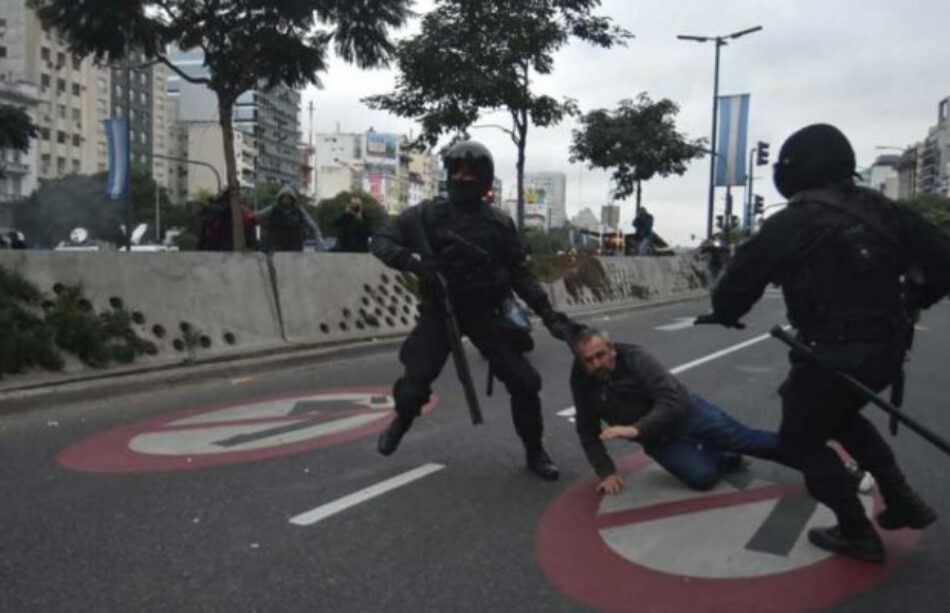 Argentina. La policía reprimió con balas de goma, gases, camiones hidrantes y estableció una cacería de militantes de organizaciones sociales