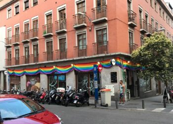 Arcópoli denuncia el acoso que sufre un bar en Chueca por poner la bandera arcoíris en su fachada