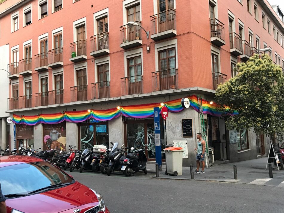 Arcópoli denuncia el acoso que sufre un bar en Chueca por poner la bandera arcoíris en su fachada