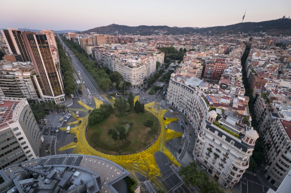 Greenpeace pinta un sol gigante en Barcelona en apoyo a las renovables