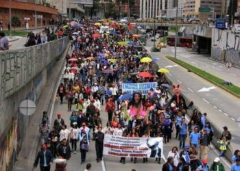 Docentes colombianos aseguran que mantienen el paro nacional