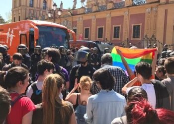 Podemos pide explicaciones por la multa impuesta a un periodista que informaba sobre las protestas contra el bus de Hazte Oír en Sevilla