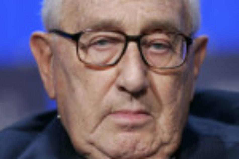 Henry Kissinger admite públicamente que ISIS obtiene sus armas de EEUU