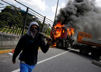 Oposición quema tres camiones en «tranca pacífica» en Venezuela