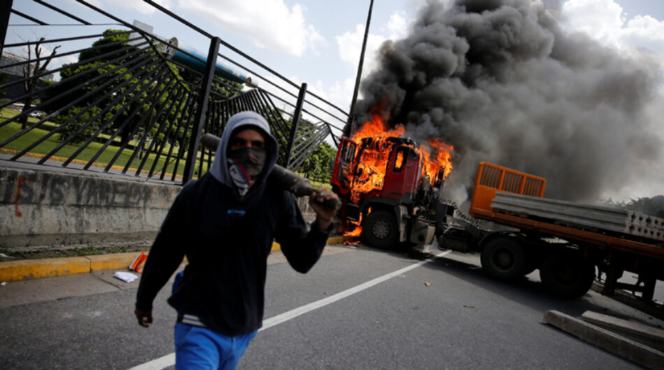 Oposición quema tres camiones en «tranca pacífica» en Venezuela