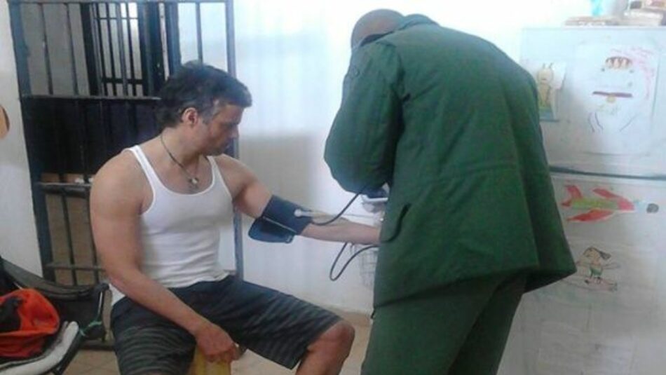 Difunden fotos de Leopoldo López recibiendo un chequeo médico
