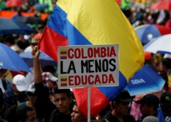 Maestros colombianos prosiguen paro en defensa de educación pública