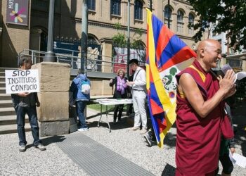 Activistas por la libertad del Tíbet se concentran pacíficamente contra las actividades del Instituto Confucio en Barcelona