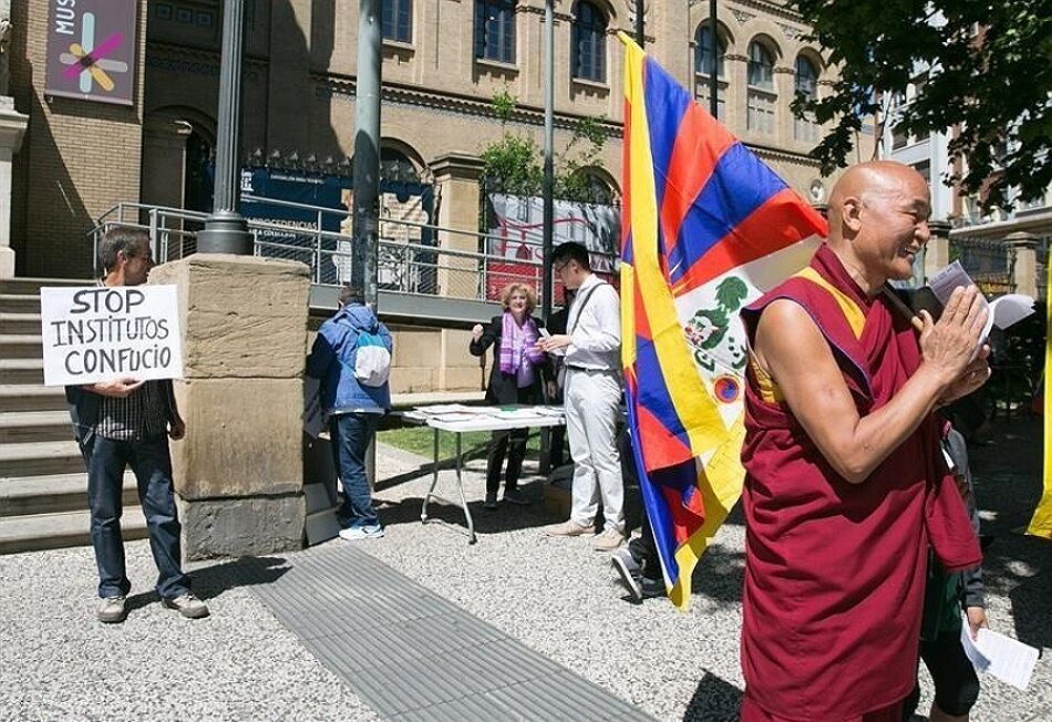 Activistas por la libertad del Tíbet se concentran pacíficamente contra las actividades del Instituto Confucio en Barcelona