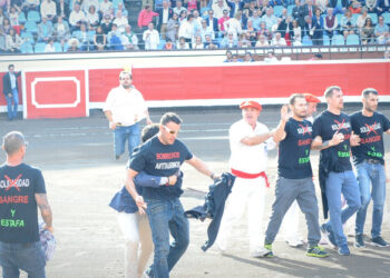 Activistas antitaurinos y bomberos de Leganés saltan al ruedo en Bilbao para expresar su rechazo a la tauromaquia