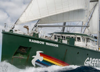 El Rainbow Warrior llega a Valencia para presentar la campaña ‘Menos plásticos, más Mediterráneo’