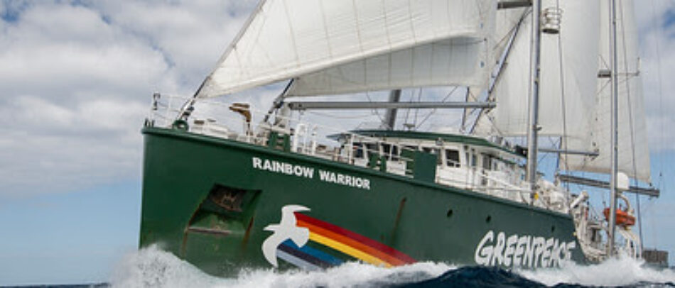 El Rainbow Warrior llega a Valencia para presentar la campaña ‘Menos plásticos, más Mediterráneo’