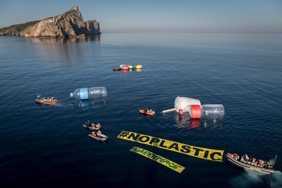 Objetos plásticos gigantes emergen del agua en el Mediterráneo