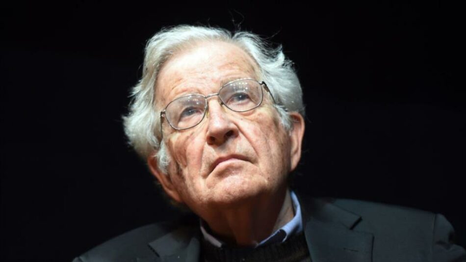 Chomsky: Trump tiene el dedo sobre el botón nuclear