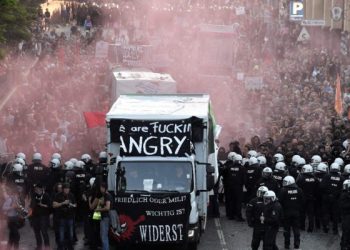 Alemania. En Hamburgo la policía reprime una gran manifestación anticapitalista en vísperas de la cumbre del G20