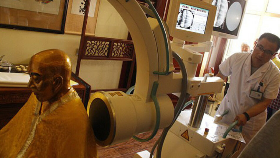 Momia milenaria bañada en oro tiene los órganos en excelente condición