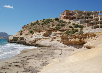 El suelo construido en la costa española aumentó un 57% en 25 años