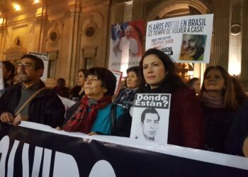 Familias de víctimas de dictadura pinochetista marchan en Chile