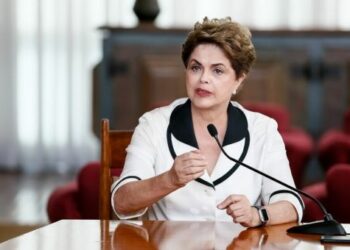 Rousseff critica aumento de impuestos de gasolina de Temer