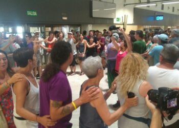 Acción de denuncia de la Caravana Abriendo Fronteras en el aeropuerto de Sevilla contra la deportación y las detenciones ayer en el vuelo Barcelona -Dakar