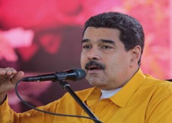 Maduro exige a Santos sacar sus manos de Venezuela