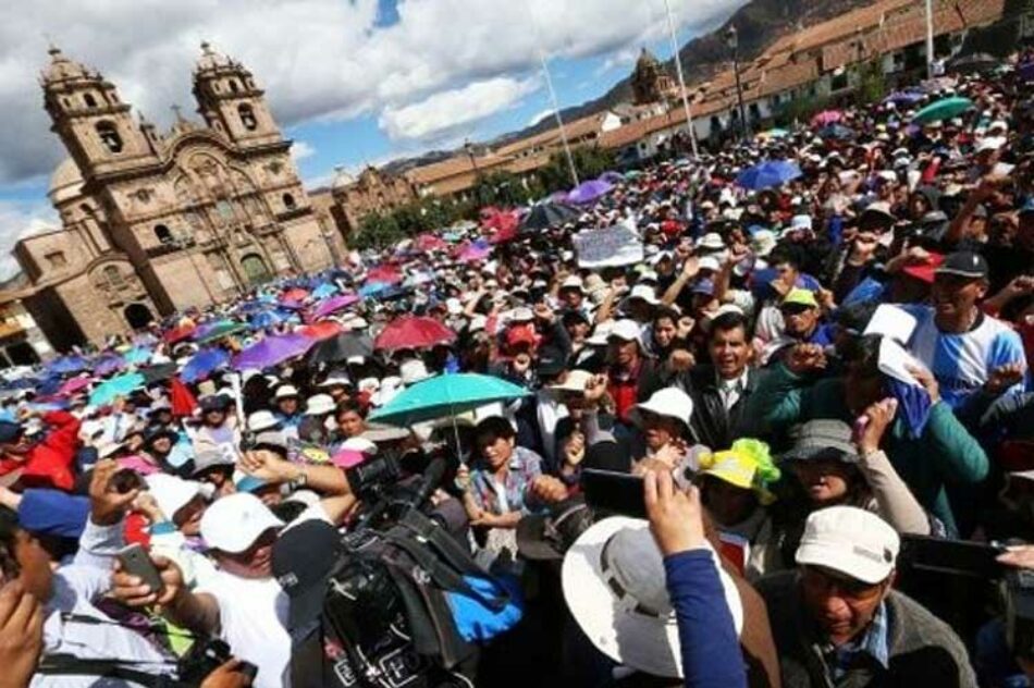 Intentan nuevamente diálogo sobre larga huelga de maestros en Perú
