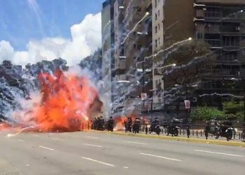 Un artefacto explosivo detonado por opositores hiere a varios policías en Caracas