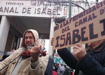 5-J: Manifestación ante la junta de accionistas del Canal de Isabel II para pedir un modelo de gestión pública que sirva de freno a la corrupción