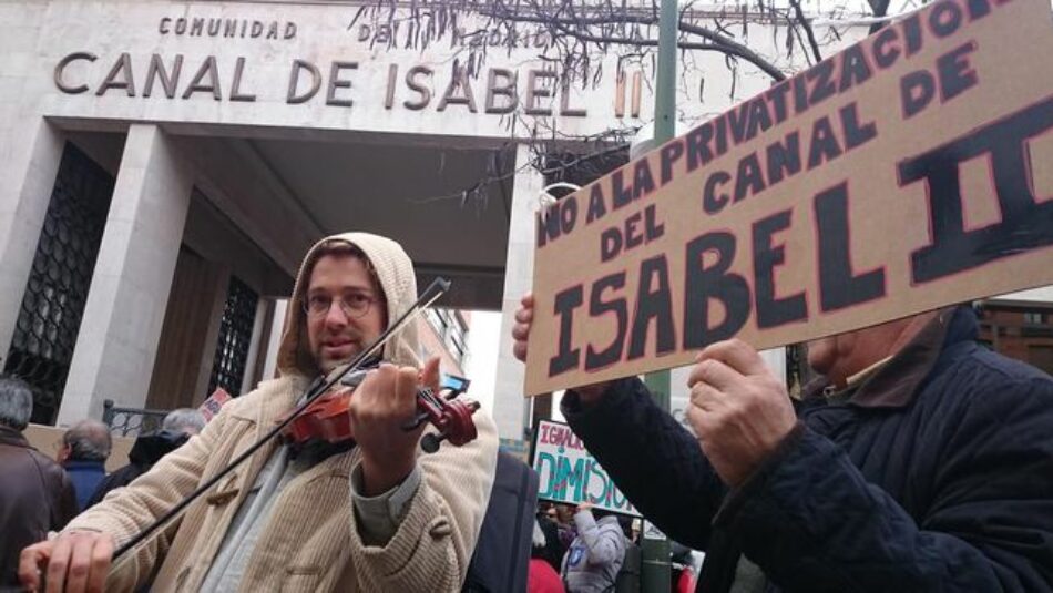 5-J: Manifestación ante la junta de accionistas del Canal de Isabel II para pedir un modelo de gestión pública que sirva de freno a la corrupción