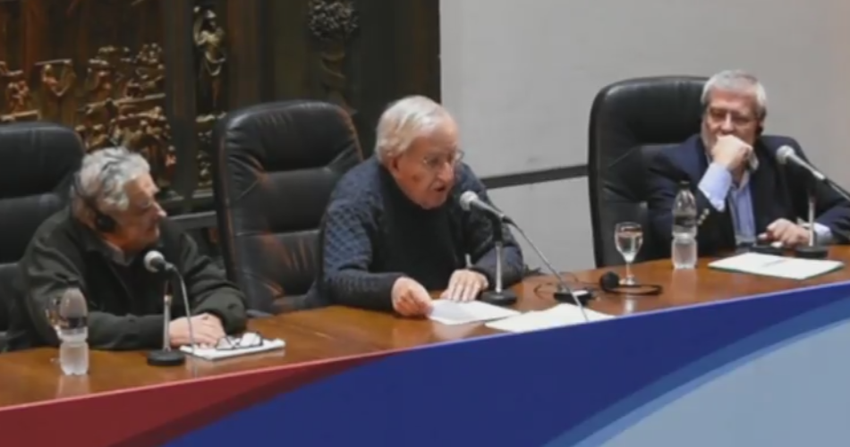 Noam Chomsky con Pepe Mújica en Uruguay – Conferencia completa doblada (17 de julio)