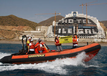 Activistas de Greenpeace vuelven al hotel ilegal de El Algarrobico para pedir a Susana Díaz su demolición inmediata