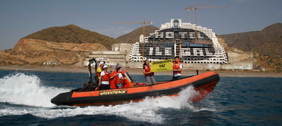 Activistas de Greenpeace vuelven al hotel ilegal de El Algarrobico para pedir a Susana Díaz su demolición inmediata
