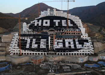 Greenpeace abre una convocatoria en busca de «ideas arriesgadas» para tirar el hotel de El Algarrobico