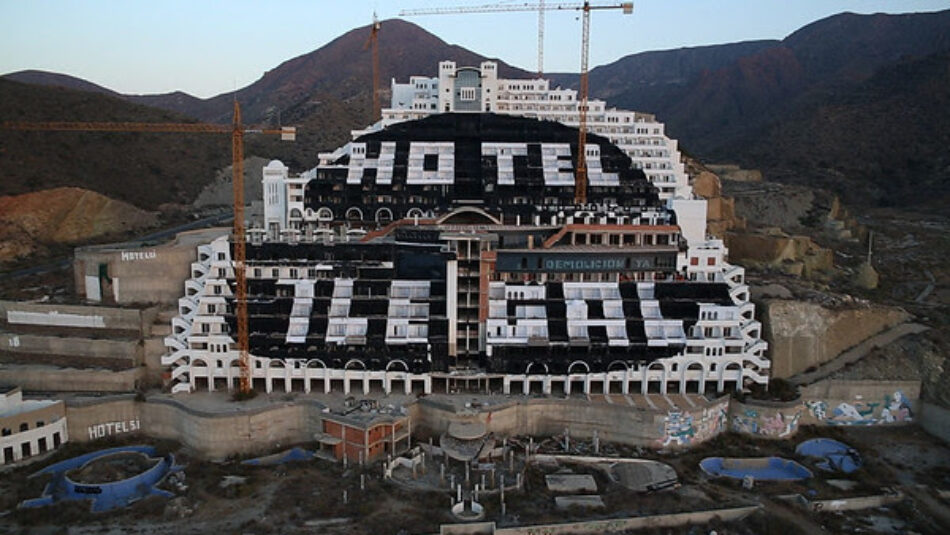 Greenpeace abre una convocatoria en busca de «ideas arriesgadas» para tirar el hotel de El Algarrobico