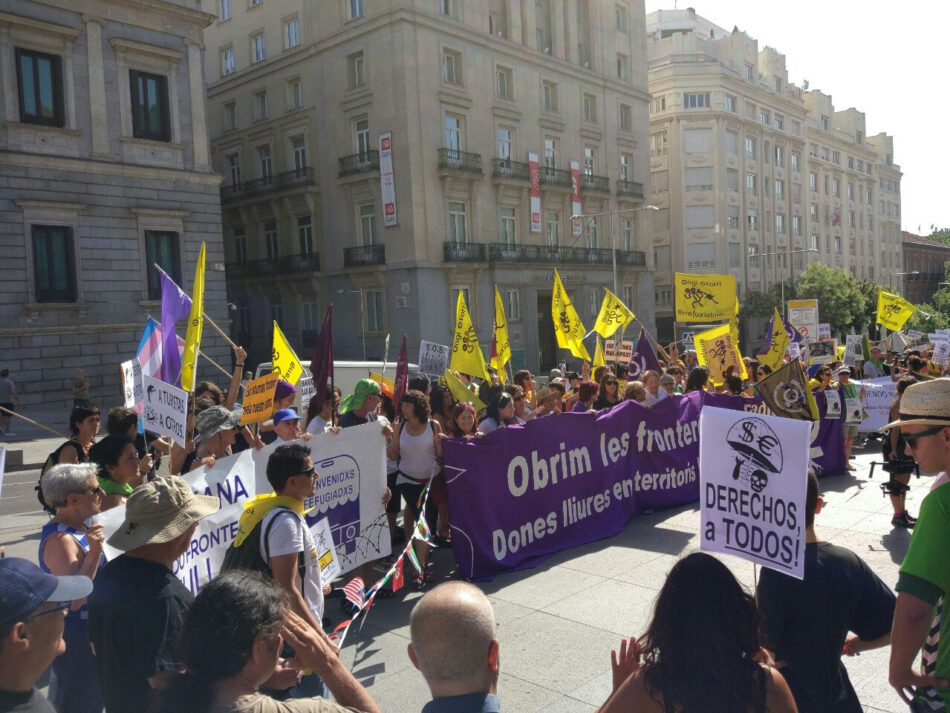 Centenares de activistas se concentran en el Congreso de los Diputados para despedir a la caravana que parte a la Frontera Sur