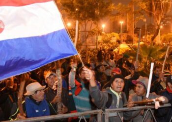 Paraguay. Proyecto de subsidios. Campesinos derriban vallas e intentan entrar al Congreso