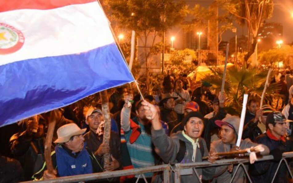 Paraguay. Proyecto de subsidios. Campesinos derriban vallas e intentan entrar al Congreso